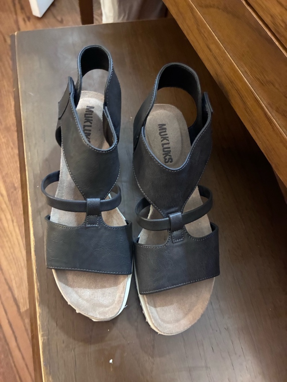 Muk Luks Black Strap Gladiator Style Comfort Platform Wedge Sandals white sole.